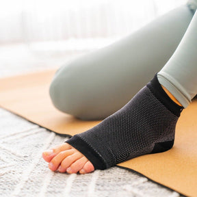 pregnant lady wearing a synxplus foot and ankle compression sleeve on her foot to assist relieve swelling often caused by pregnancy