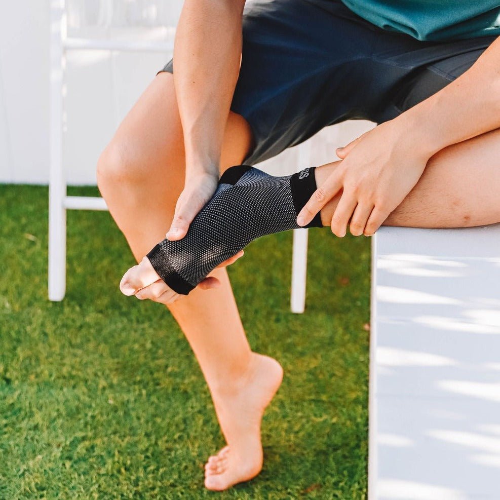 man wearing synxplus foot and ankle compression sleeve, heel pain