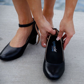 lady inserting synxsole one stop insole into work shoes, align the body, support feet, support lower limbs, protect joints