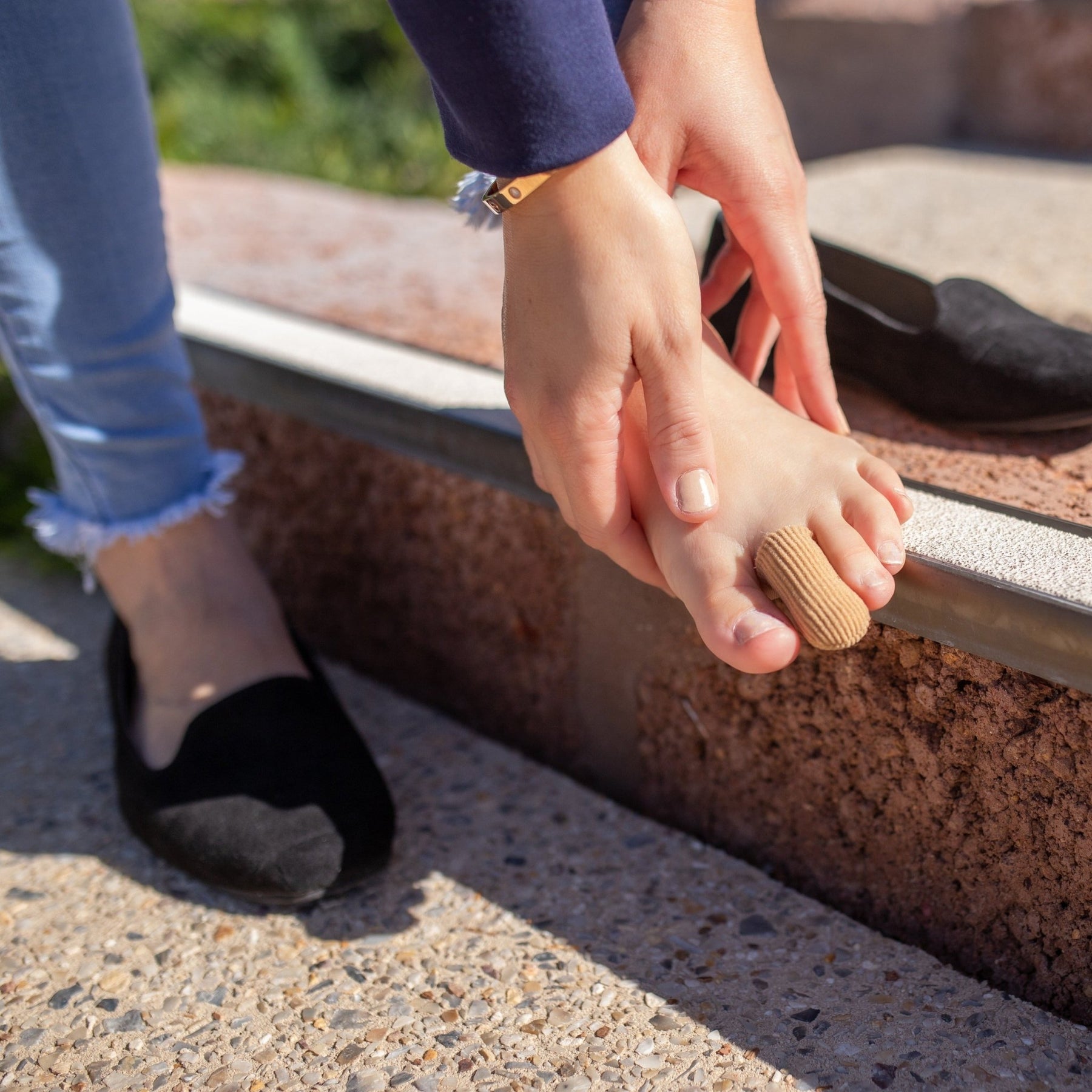 lady wearing a synxgeli fabric toe sleeve on her second toe ideal for reducing or preventing corns, callus, blisters, toe deformities & nail trauma