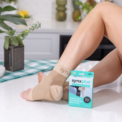 synxbody no more burning feet, hot feet, synxgeli forefoot cushions, lady wearing synxplus compression sleeves, synxsole insole