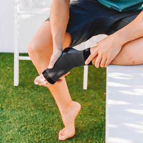 man wearing synxplus foot and ankle compression sleeve, heel pain
